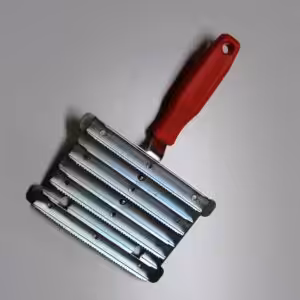 Striegel aus Metall